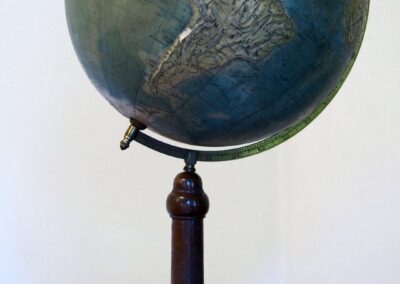 Globus na drewnianej podstawie.