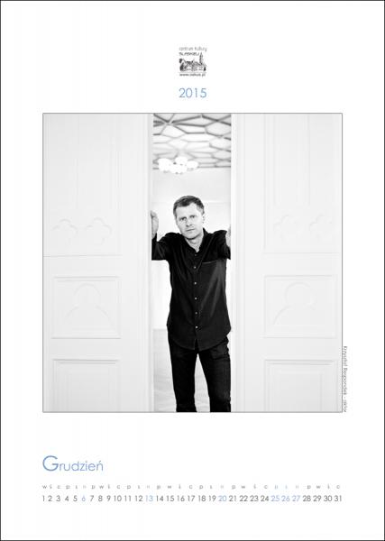Kartka z kalendarza, na zdjęciu stojący w drzwiach Krzysztof Respondek w ciemnym ubraniu.