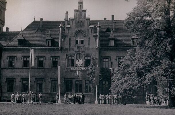Zdjęcie pałacu od strony parku w latach 50-tych.
