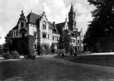 Czarno białe zdjęcie pałacu.