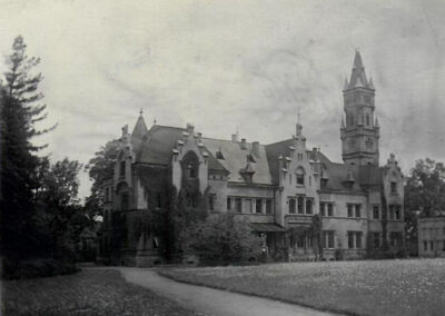 Czarno-białe zdjęcie pałacu z lat pięćdziesiątych.