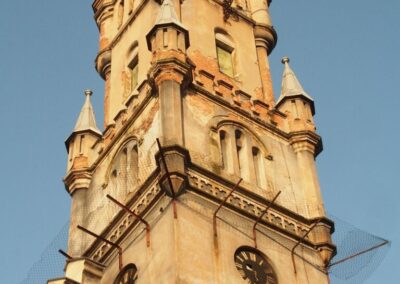 Wieża pałacu w Nakle Śląskim przed remontem.