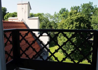 Widok przez barierki z balkonu na wieży pałacu