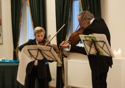 Ulrich von Wrochem gra na altówce, po lewej stronie jego wnuk Frederik gra na skrzypcach.