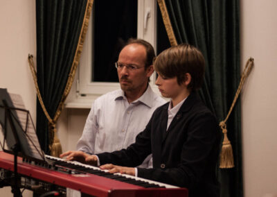 Roland von Wrochem siedzi obok grającego na cyfrowym pianinie syna Henrika.