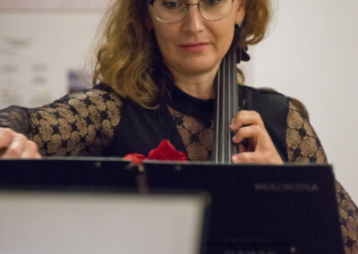 Grająca na wiolonczeli Katarzyna Biedrowska.