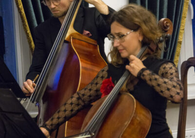 Wiolonczelistka Katarzyna Biedrowska i kontrabasista Dawid Lewandowski w trakcie koncertu.