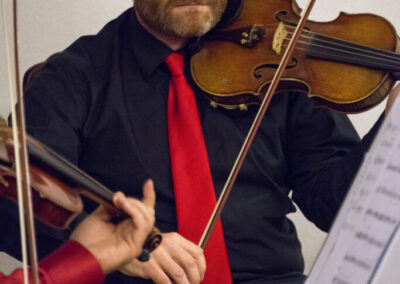 Jakub Łysik grający na skrzypcach.