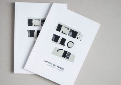 Dwa katalogi z wystawy Jan Szmatloch "Architektura pamięci" ułożone jeden na drugim.