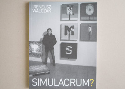 Czarno-białe zdjęcie przedstawiające mężczyznę stojącego przy ścianie z obrazami. Napis ireneusz Walczak Simulacrum?