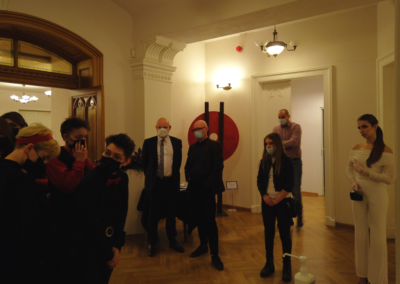 Grupa uczestników wernisażu: autorzy wystawy, ich nauczycielka, dyrektorzy ZSA-P i Centrum, stoi przed wejściem do sali koncertowej.