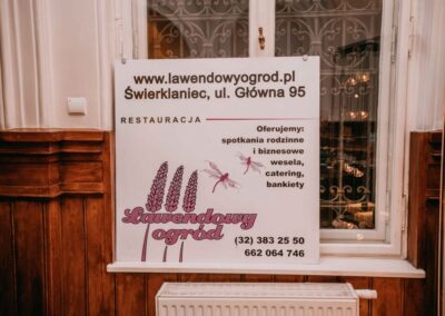Tablica informacyjna z adresem i danymi kontaktorymi restauracji Lawendowy ogród.
