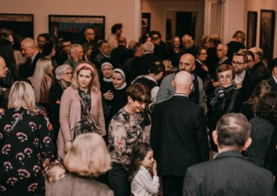 Sala wystawowa wypełniona tłumem osób ogladających obrazy Antoniego Cygana.