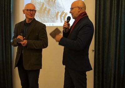Dyrektor Stanisław Zając na scenie z profesorem Jackiem Kucaba podczas konferencji.