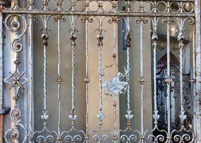 Zardzewiałe przesłow kutej bramy wjazdowej do pałacu.