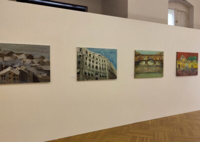 Cztery obrazy z wystawy Miejskie opowieści w sali balowej.