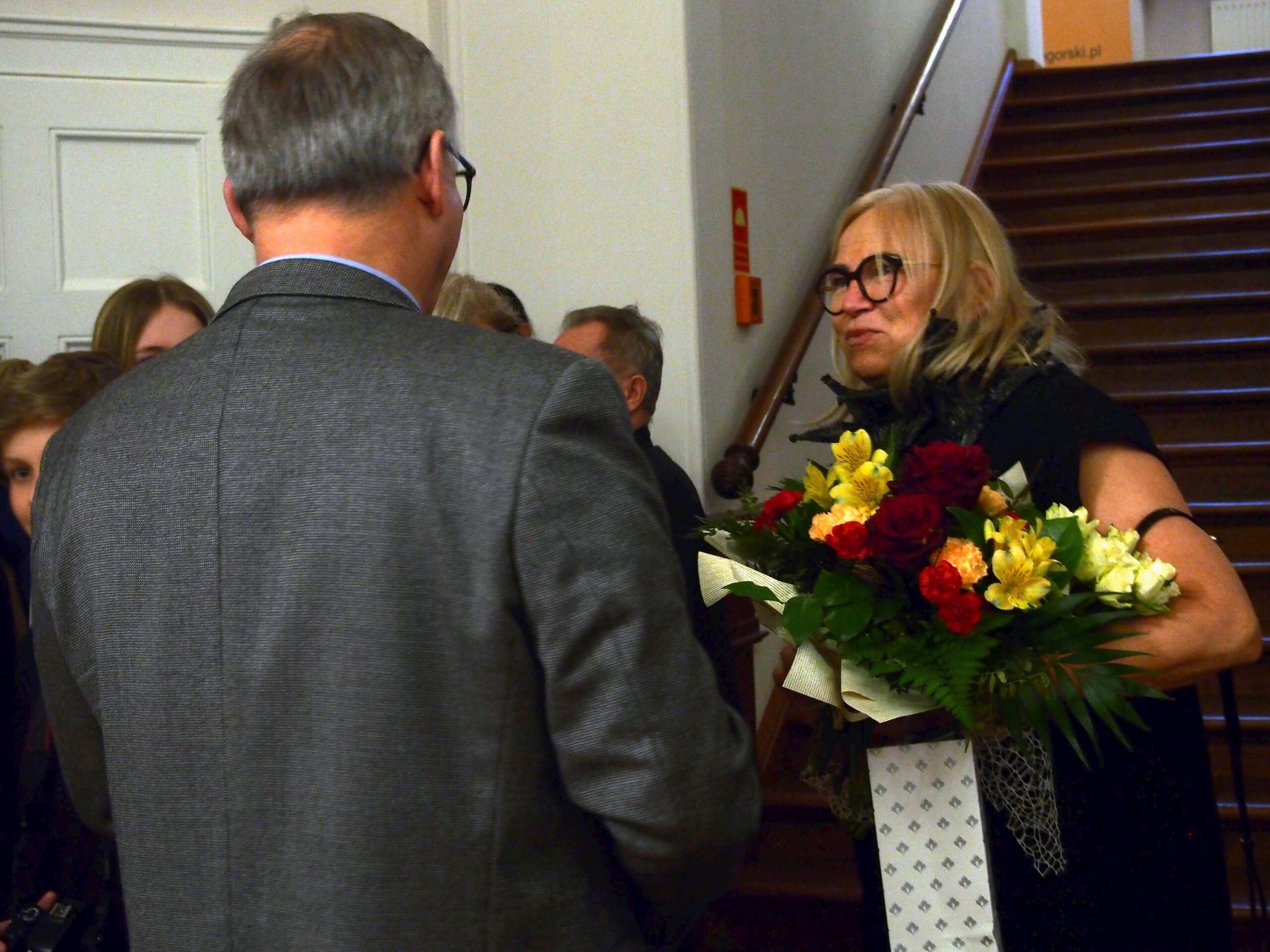 Janina Janicka-Grabowska przyjmująca kwiaty i gratulacje.
