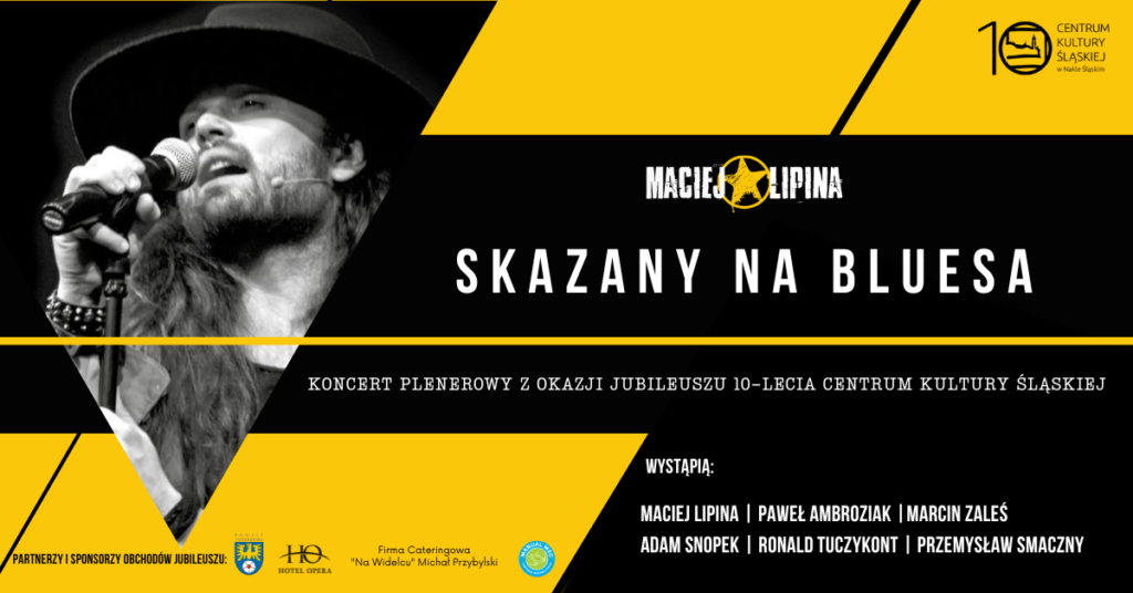 Plakat do wydarzenia Koncert plenerowy pt. Skazany na bluesa. Maciej lipina w czarnym kapeluszu śpiewający do mikrofonu.