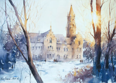 Pałac w Nakle Sląskim. na ziemi lezy snieg. Drzewa w parku pozbawione są liści.