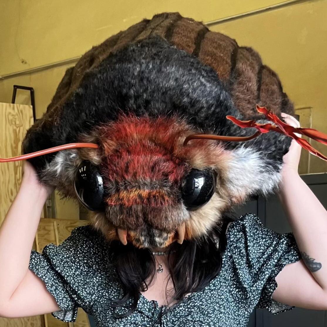 Kobieta z mockup'em owada na głowie.