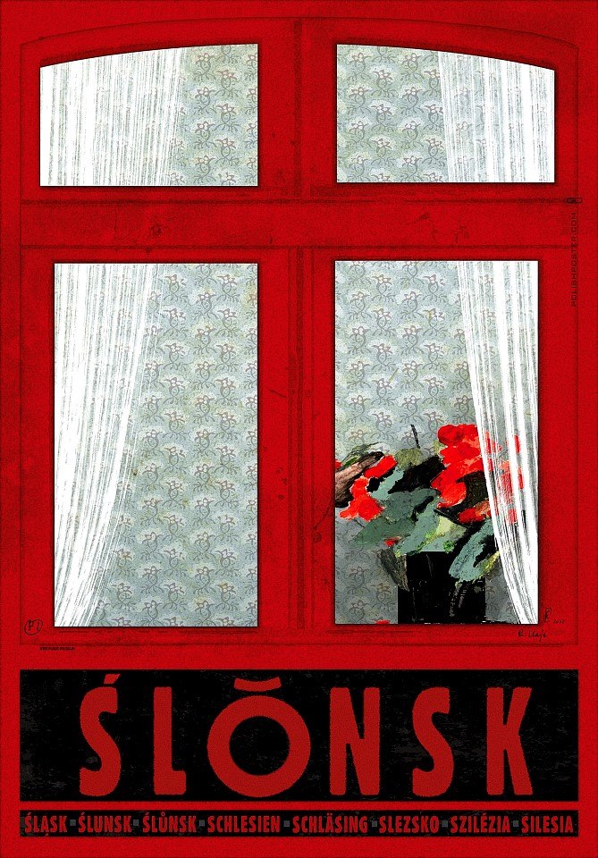 Czerwona rama okna familoka. W oknie biała firanka, na parapecie doniczka z kwitnącym na czerwono kwiatem. Napis Ślōnsk