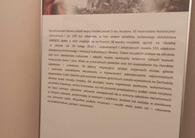 Plakat opisujący wystawę ikon domowych oraz fotografii zniszczonych zabytków ukraińskich.