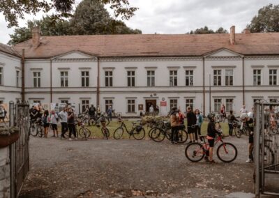 Budynek ZSAP w Tarnowskich Górach, przed nim grupa rowerzystów.