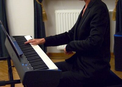 Katarzyna Makowska grajaca na instrumencie klawiszowym.